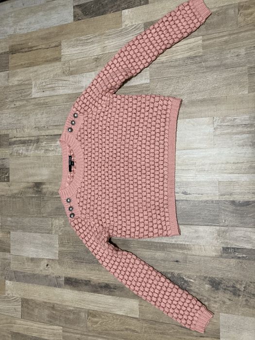 Светр рожевого кольору з текстурною вязкою ґудзиками на плечах