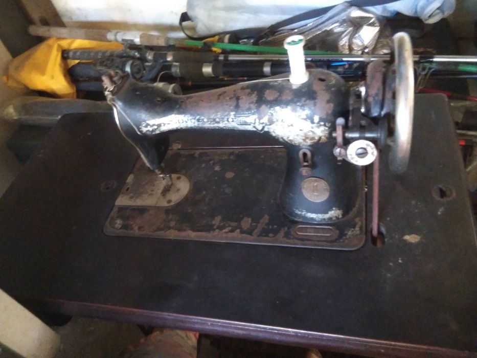 Máquina Costura Antiga Singer com móvel.