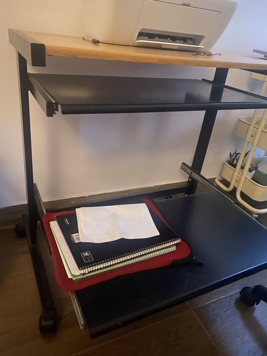 Secretária Pequena Com Arrumações