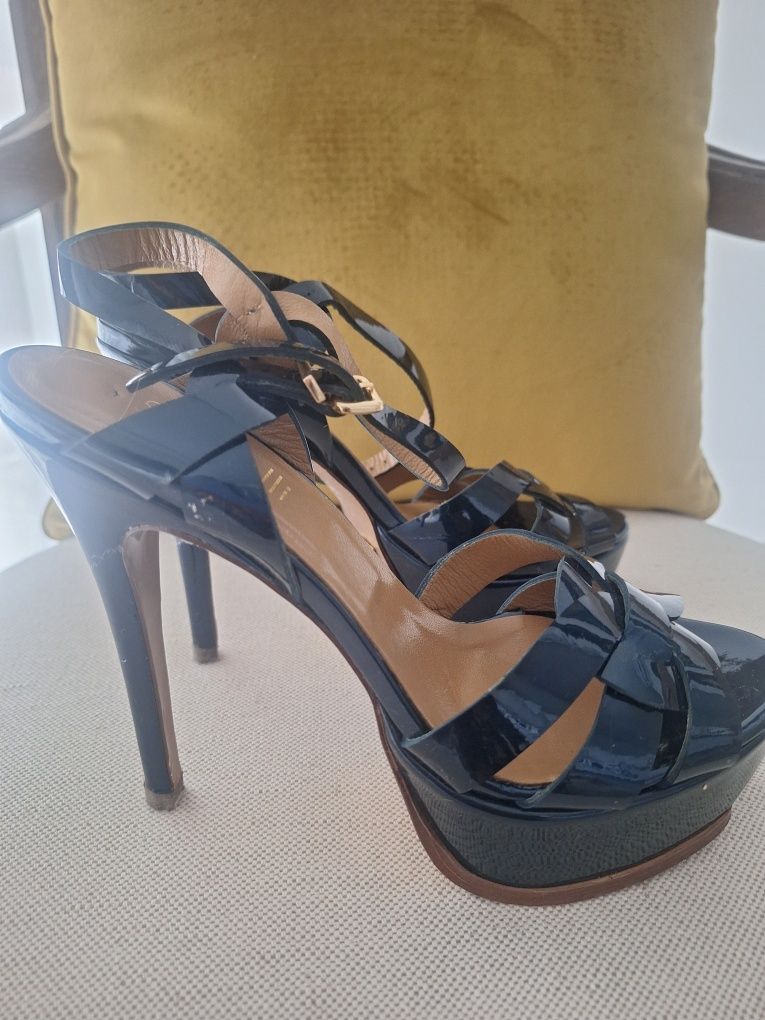 Sandália em pele marca " Samelli"cor azul marinho.