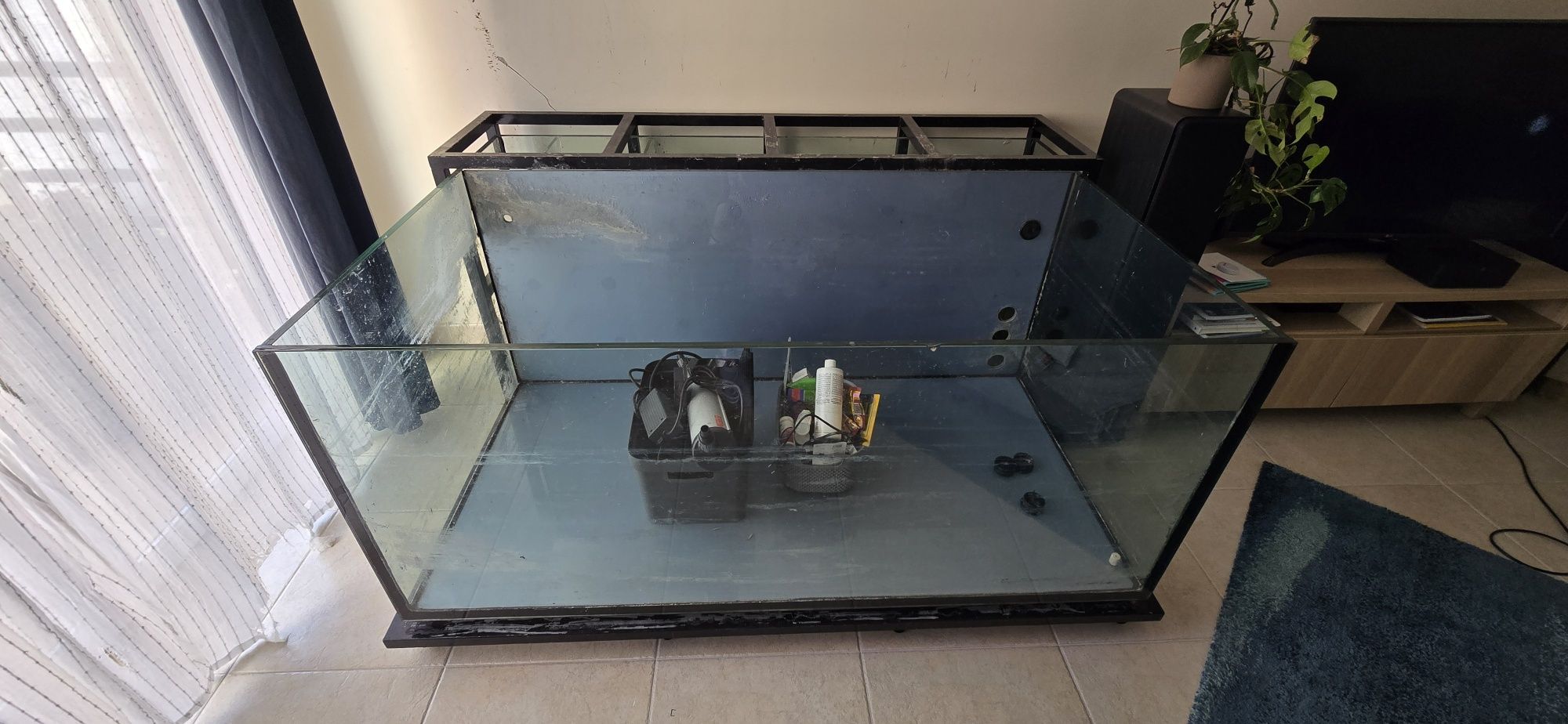 Aquario 1000L com suporte metal