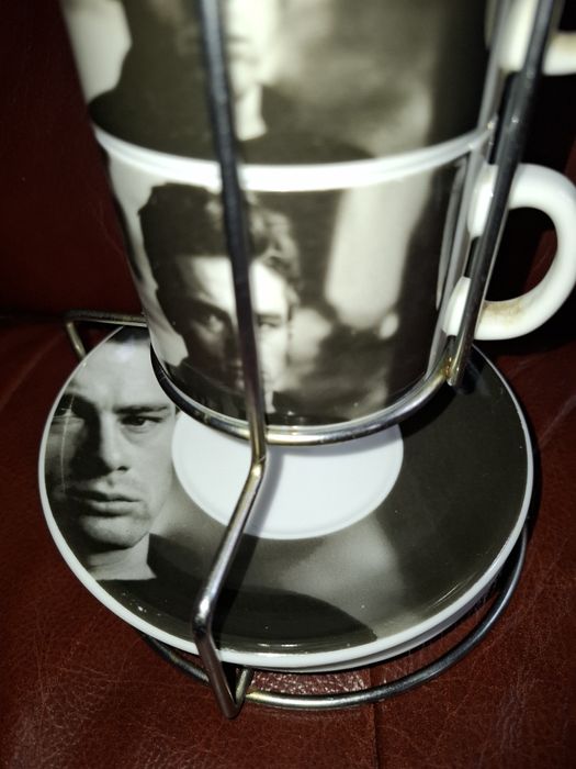 Filiżanki z podstawkami na stojaku,James Dean
