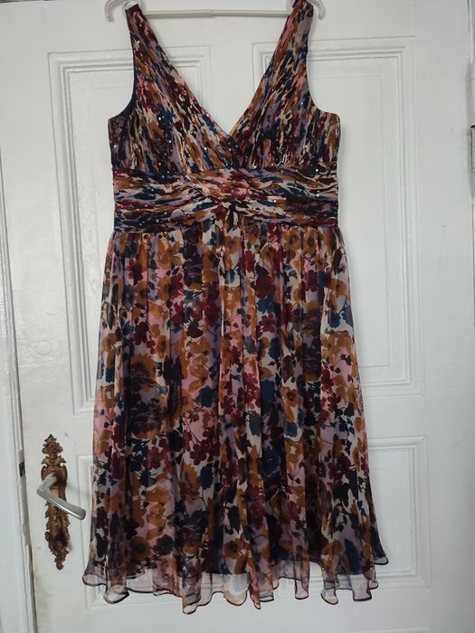 Piękna sukienka w kwiaty rozmiar 16