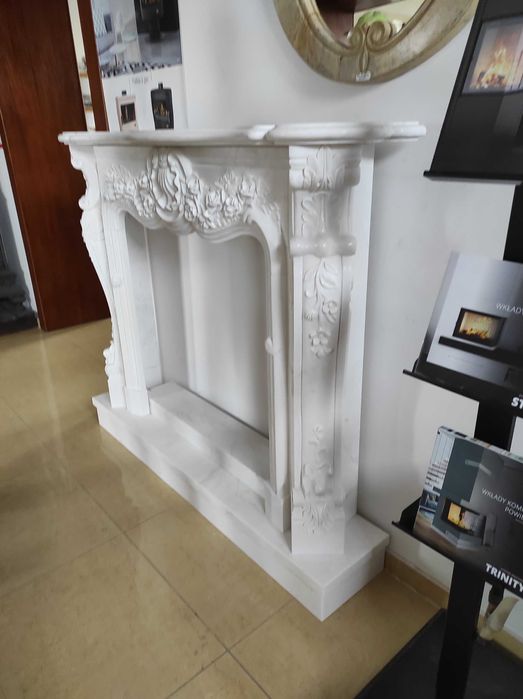 Portal kominkowy P33W biały marmur bogato zdobiony montaż