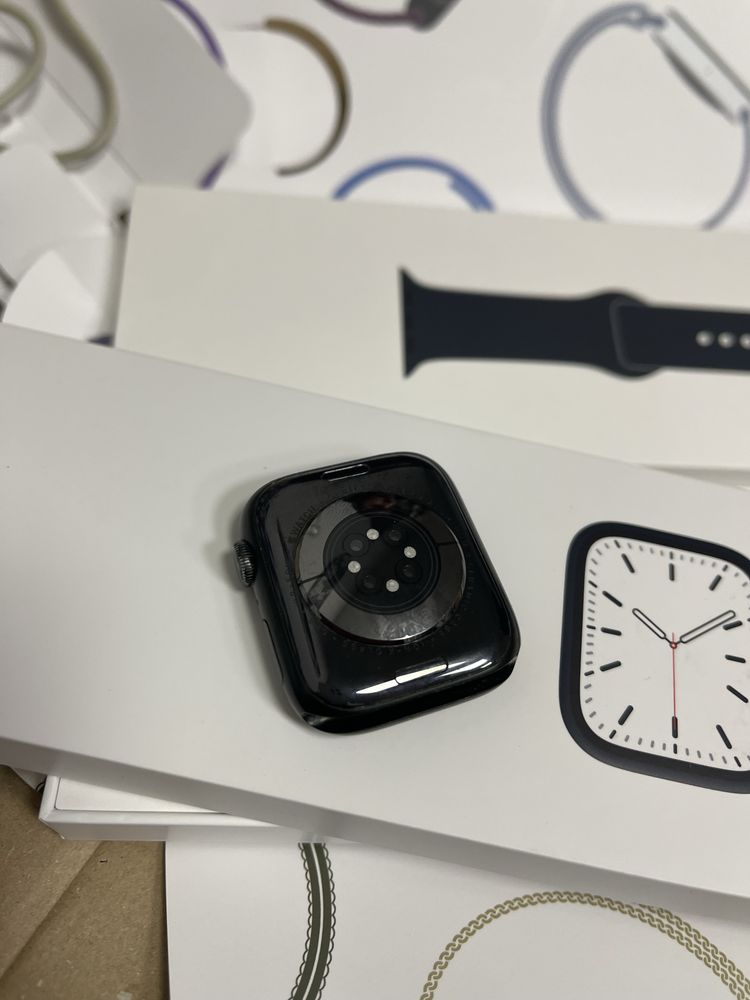 Продам годинник apple watch 7 45mm стоїть код