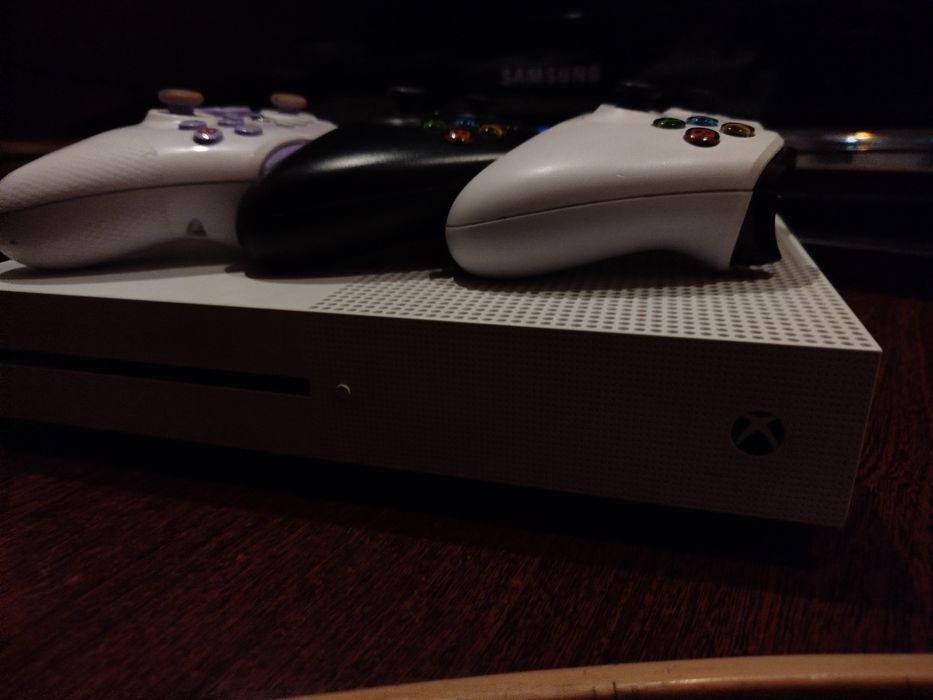 Продаю xbox one s на віддачу
