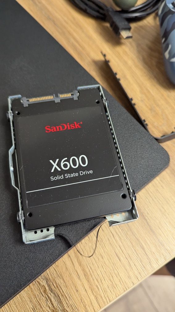 Ps4 slim SSD 1TB + 2 pady