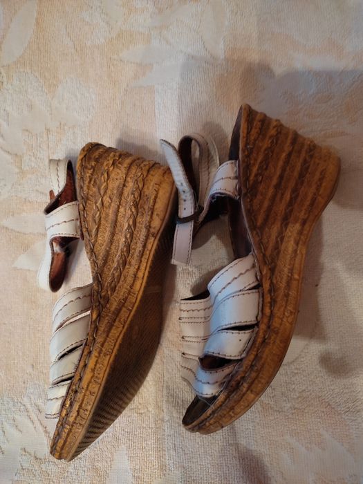 Продам недорого женские босоножки