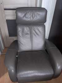 Fotel rozkładany w kolorze brązowym z prawdziwej skóry .