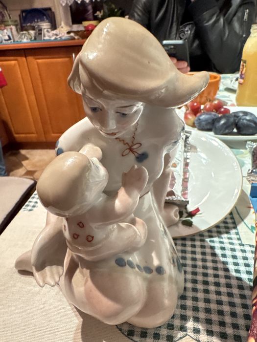 Figurka Ćmielów – Matka z dzieckiem, porcelana PRL