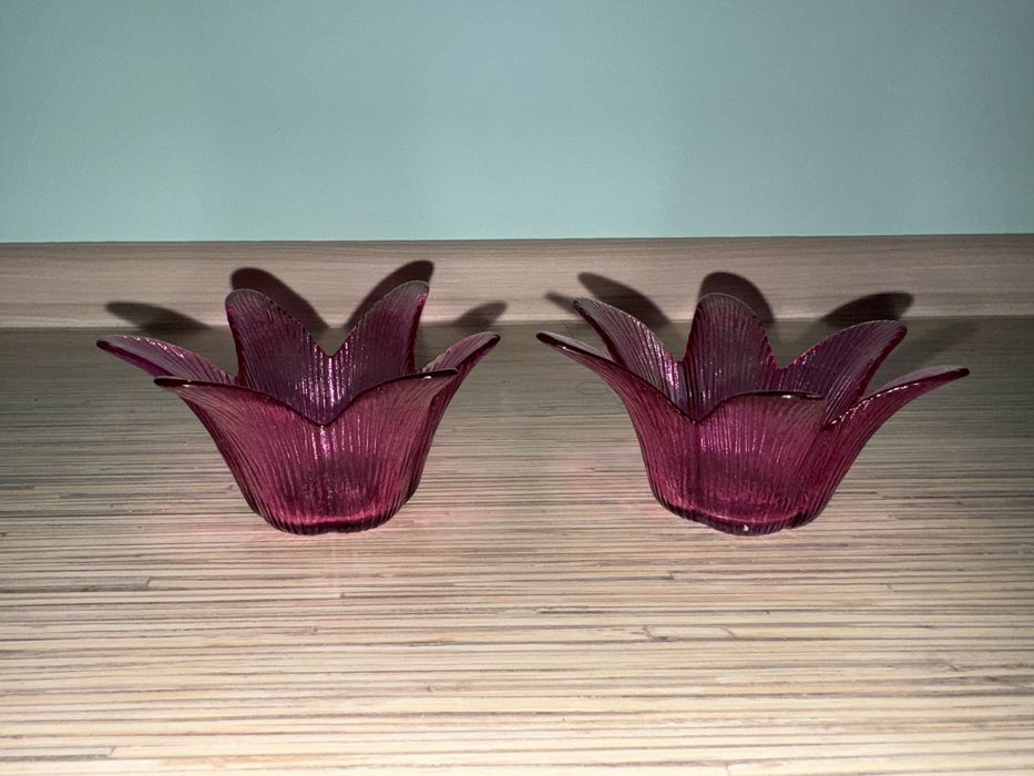 Zestaw 2 różowych świeczników w kształcie kwiata