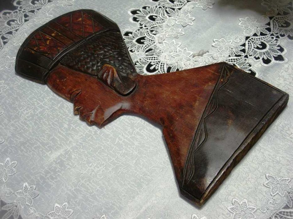 Maska afrykańska plemienna drewniana. Rękodzieło z Ghana. płaskorzeźba