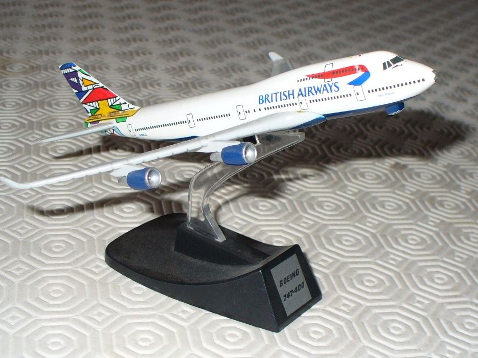 Avião comercial boeing 747 em metal