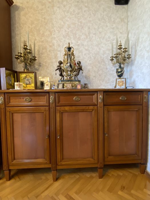 Продам комплект креденс вместе с сервантом и столом