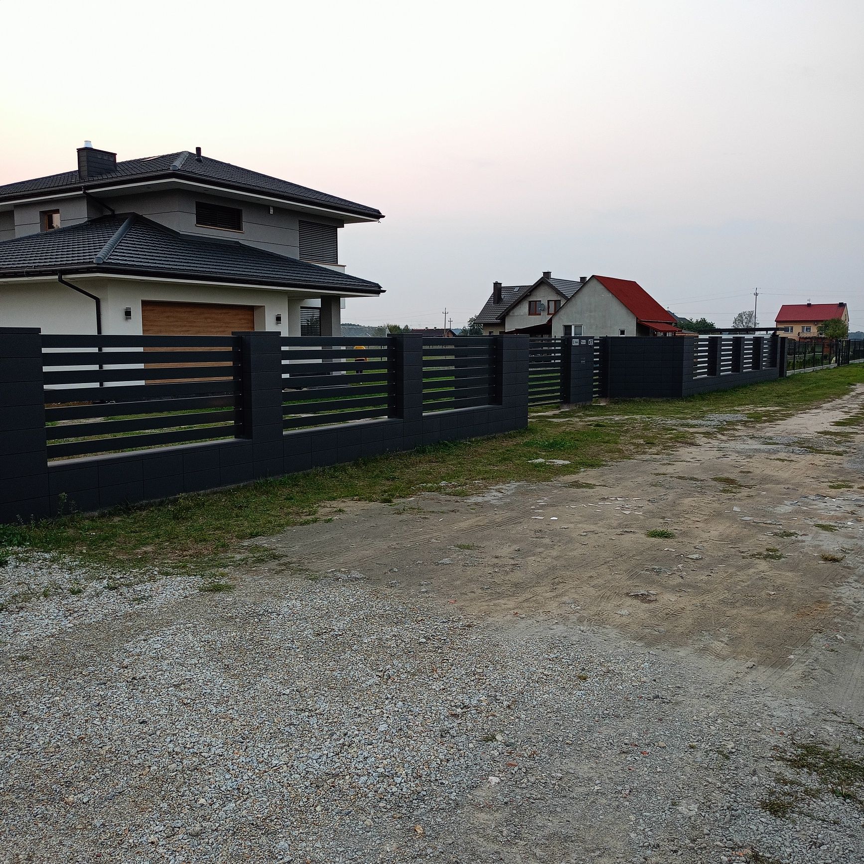Ogrodzenia palisadowe frontowe z stali czarnej ocynkowanej .