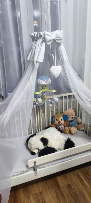 Łóżeczko dziecięce z materacem /baldachimem i karuzelą