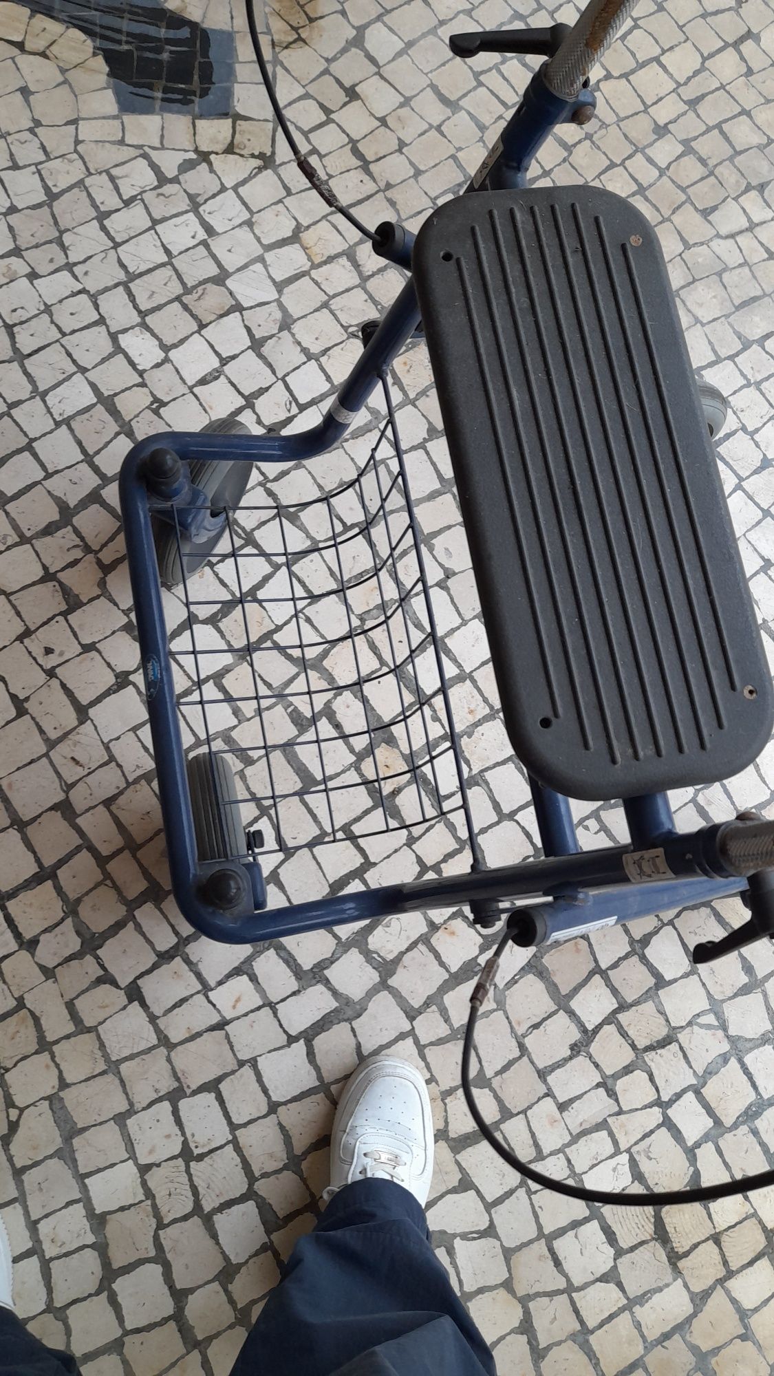 Andarilho para pessoa com dificuldade em andar sem apoio
