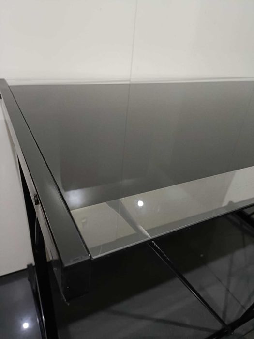 Stolik/biurko metalowy ze szklanym blatem