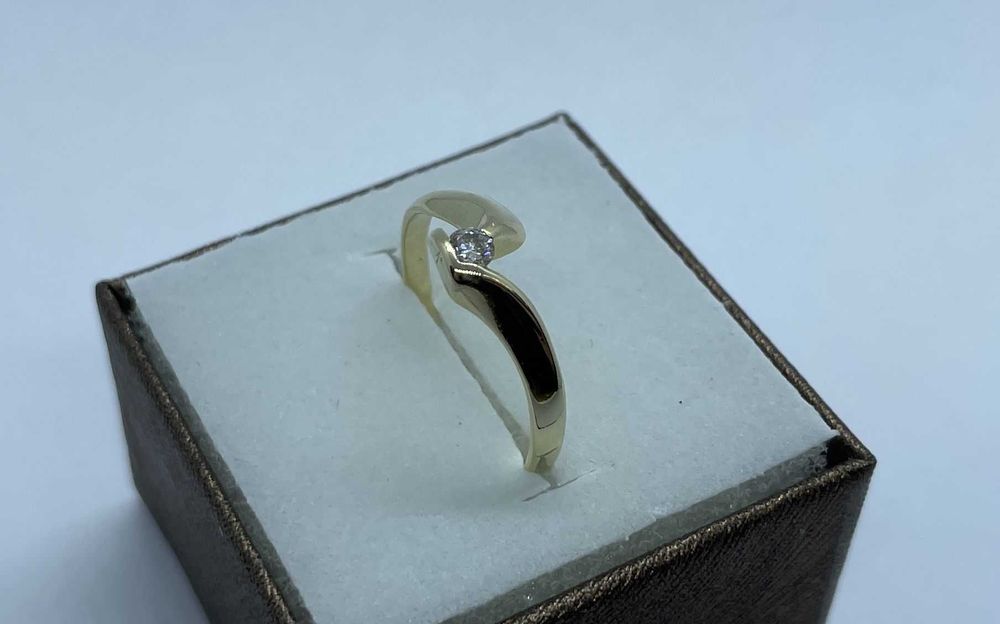 Złoty pierścionek z brylantem 0,09ct 1,67g p585 roz.17 / złoto /ST