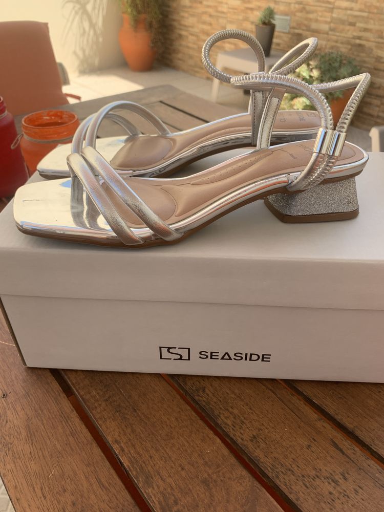 Sandalias prateadas com brilhantes