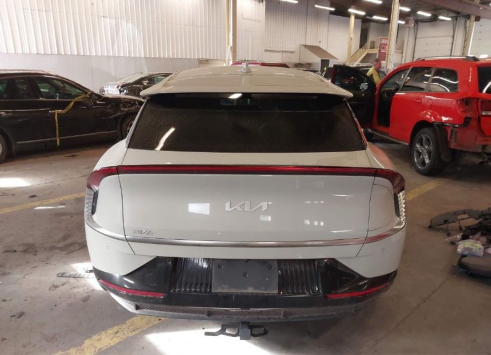 KIA EV6 зад бампер зад кришка багажника б/у в колір та інші запчастини