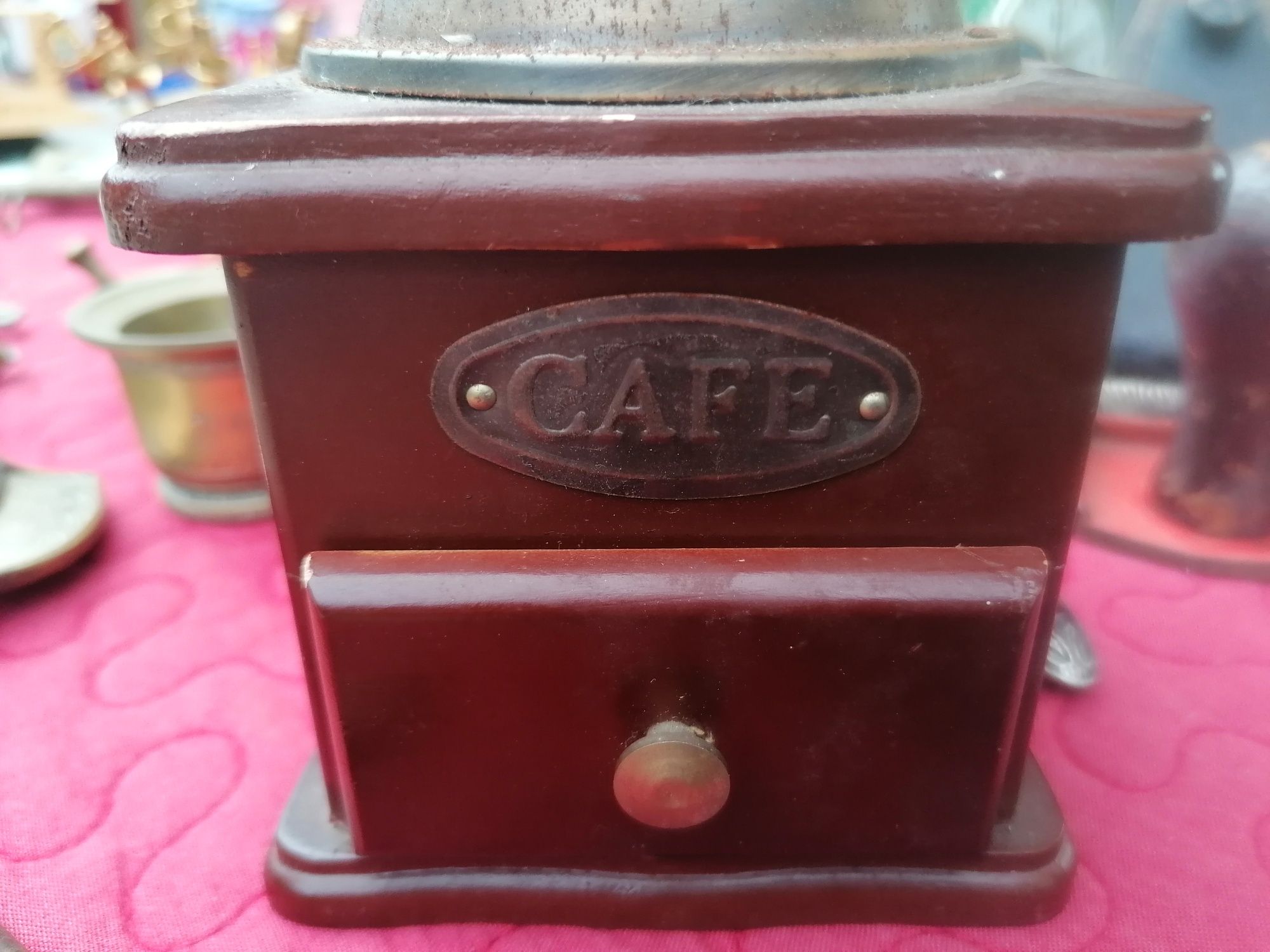 Antigo moinho de café, a funcionar