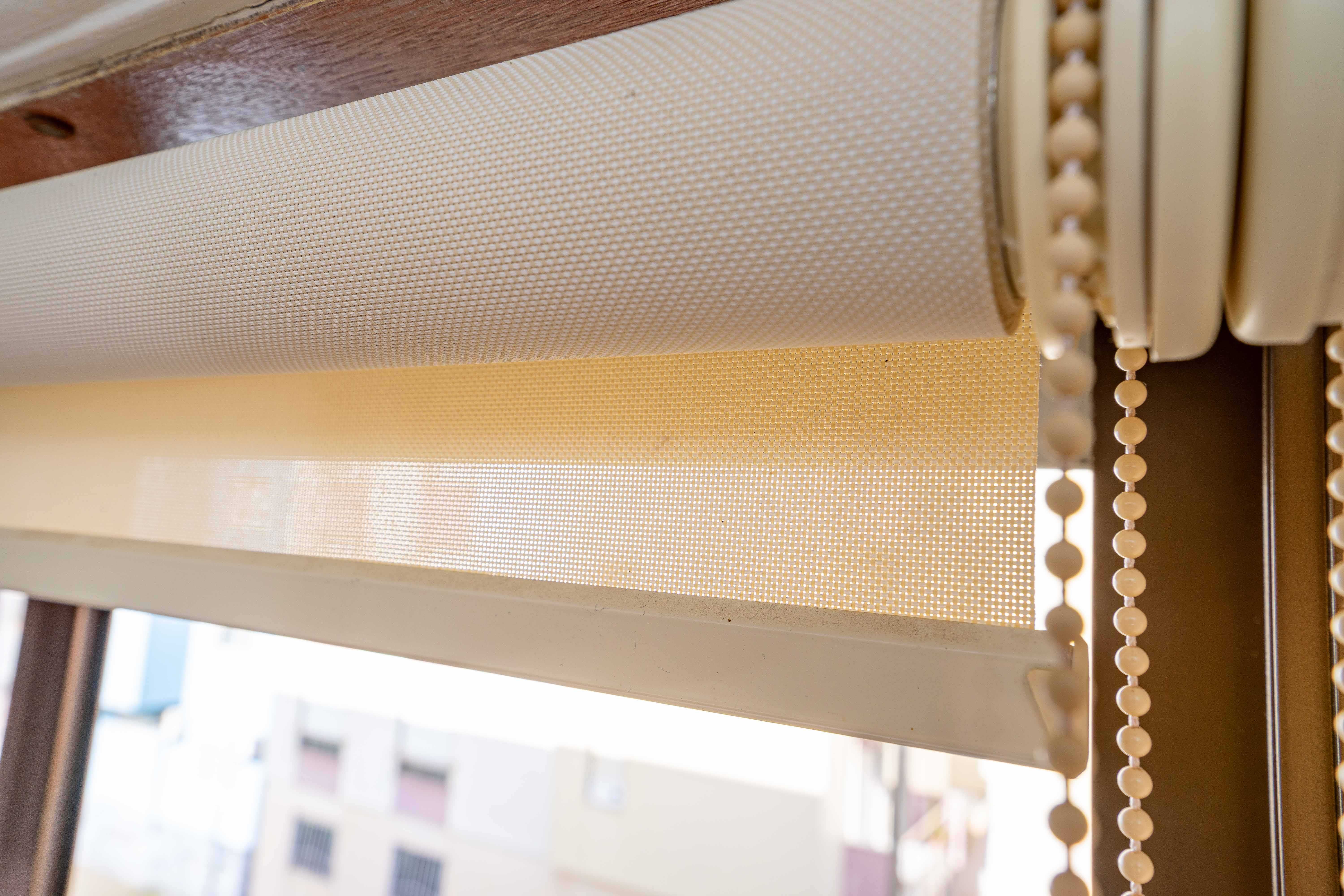 2 Cortinados de rolo enrolado completo com os apoios de fixação