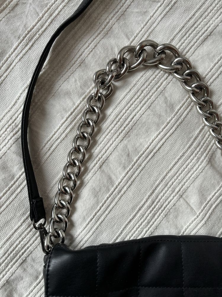 Czarna pikowana torebka na pasku, Stradivarius