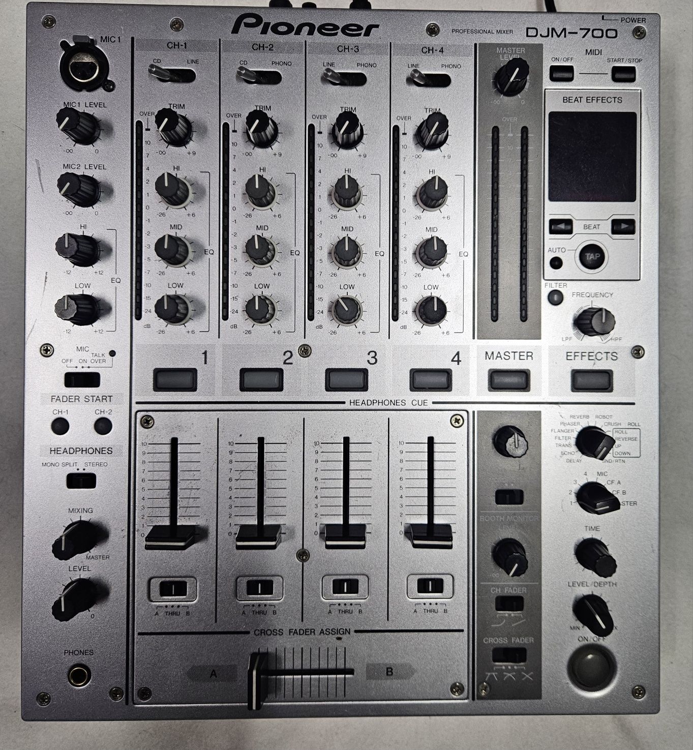 Pioneer DJM 700 mikser