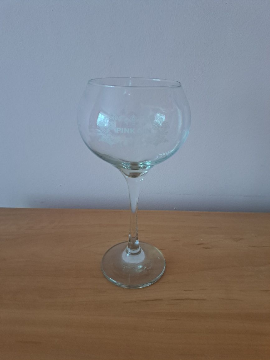 Duży kieliszek pink gin 1sztuka