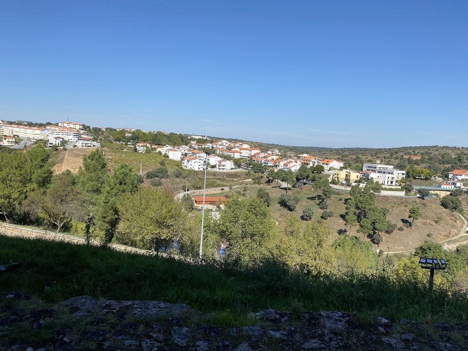 Lotes de terreno para um predio e moradias geminadas