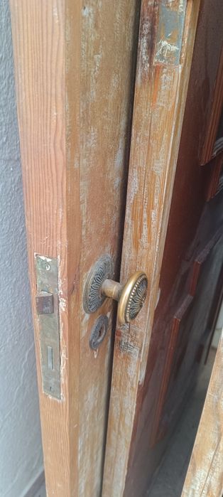 Portas em madeira vários tamanhos puxador em latao