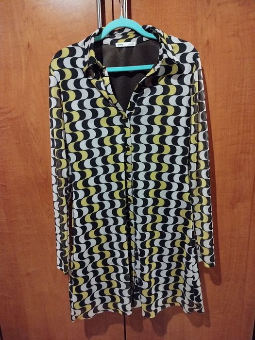 Krótka sukienka rozmiar M rozpinana na guziki 
Długość 85 cm
Szerokość