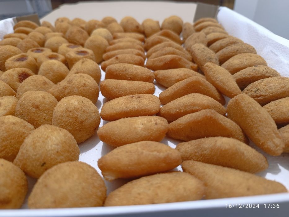 Caixa com 50 salgadinhos fritos variados