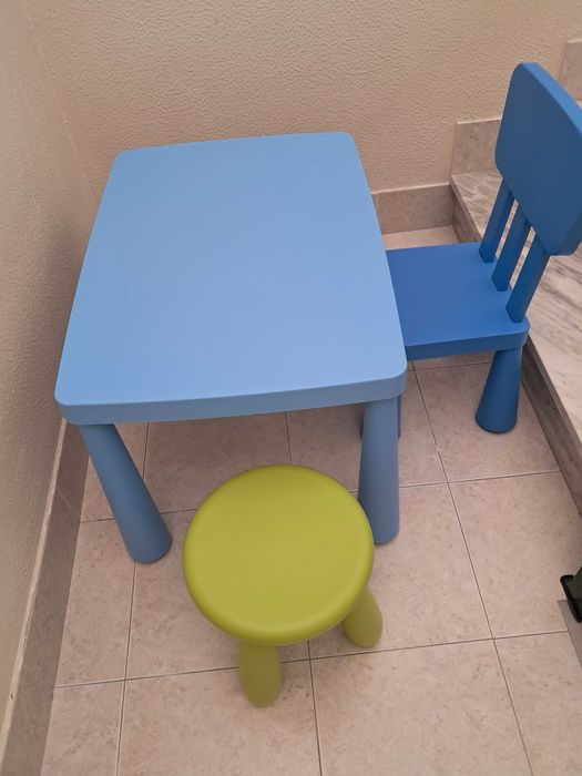 Mesa infantil com banco e cadeira