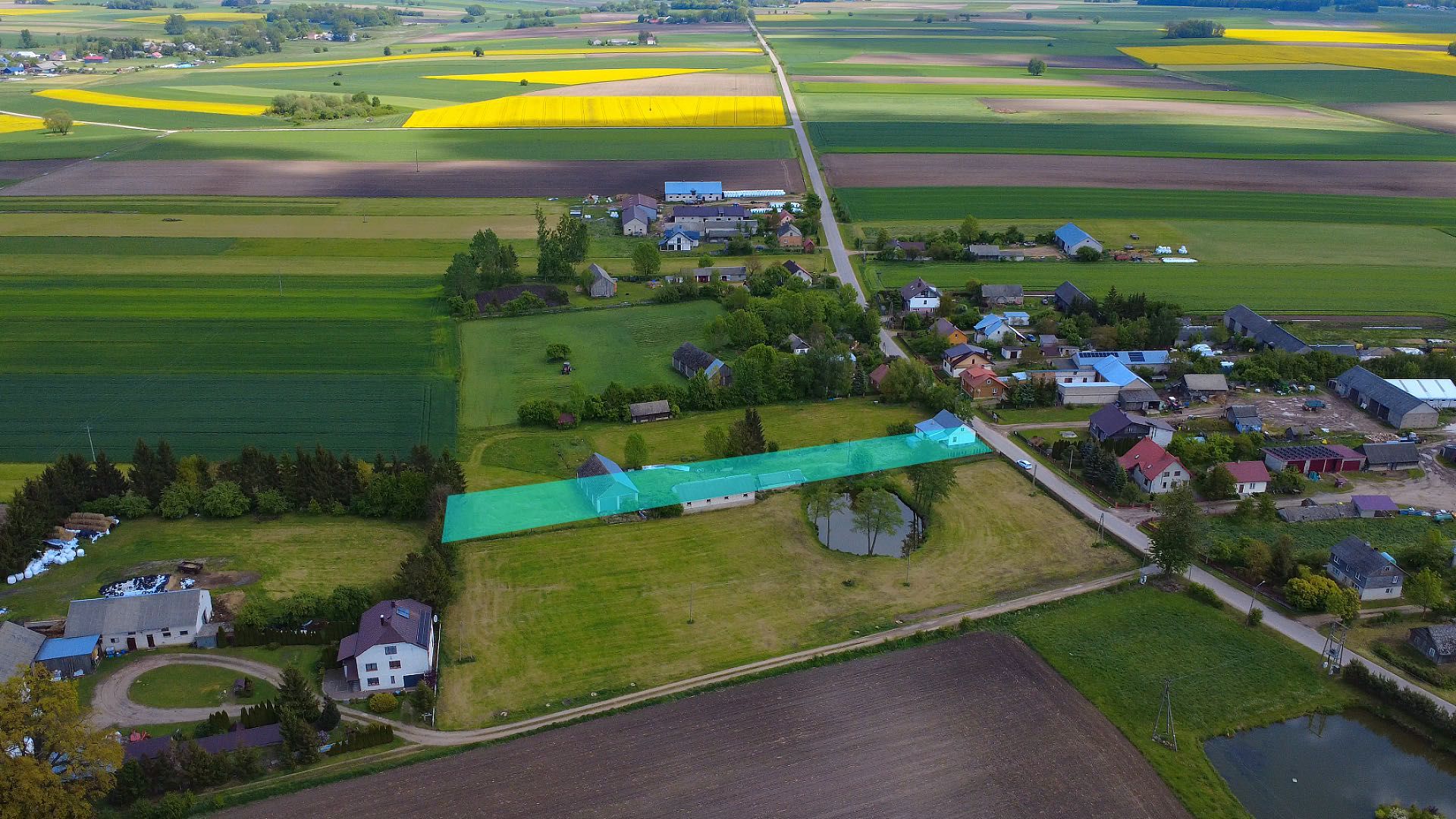 Siedlisko na wsi z domem i budynkami gospodarczymi