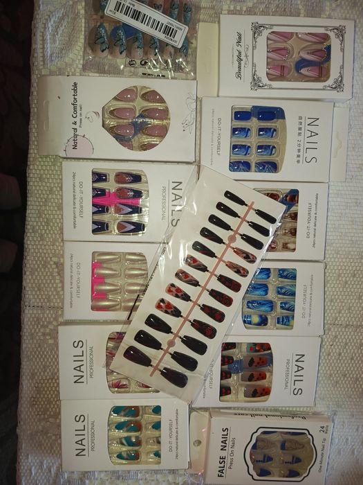 Paznokcie na naklejkach.Serducha.