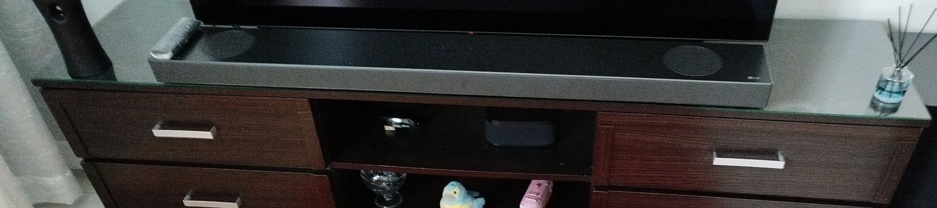 Móvel de TV bem conservado com cobertura de vidro
