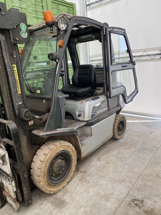 Wózek widłowy nissan 25 z obrotnica