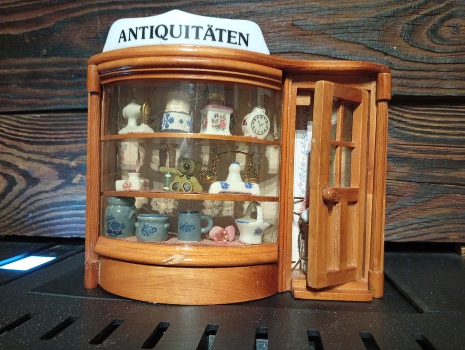Miniaturowy drewniany model sklepu z antykami.