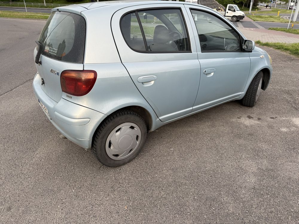 Toyota yaris 1,3 b 5 drzwi 2004 rok czesci drzwi maska zderzak klapa