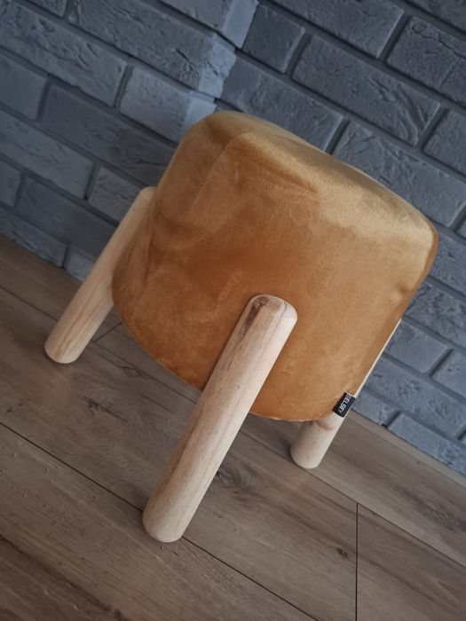 Levine stołek miodowy Selsey puf musztardowy welur