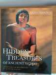 Livro em inglês sobre os tesouros do Egito