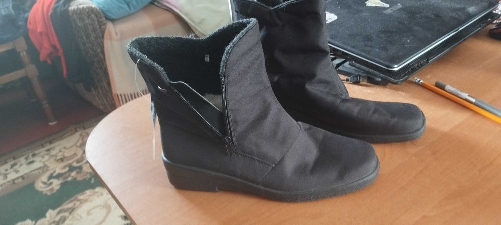 Продам чобітки жіночі нові