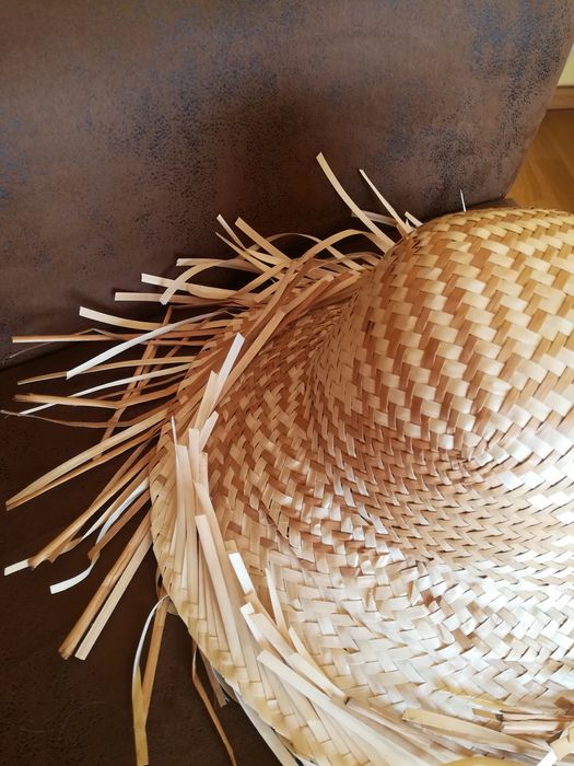 Tropikalny kapelusz z liści palmowych