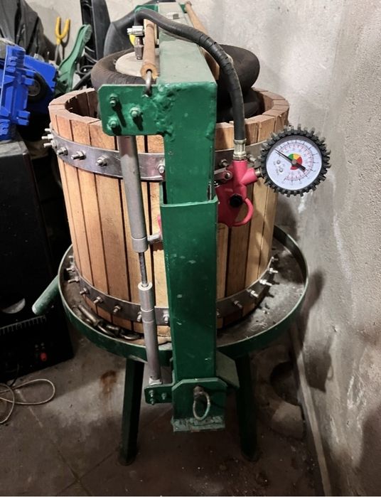 Пневматичний прес для винограду