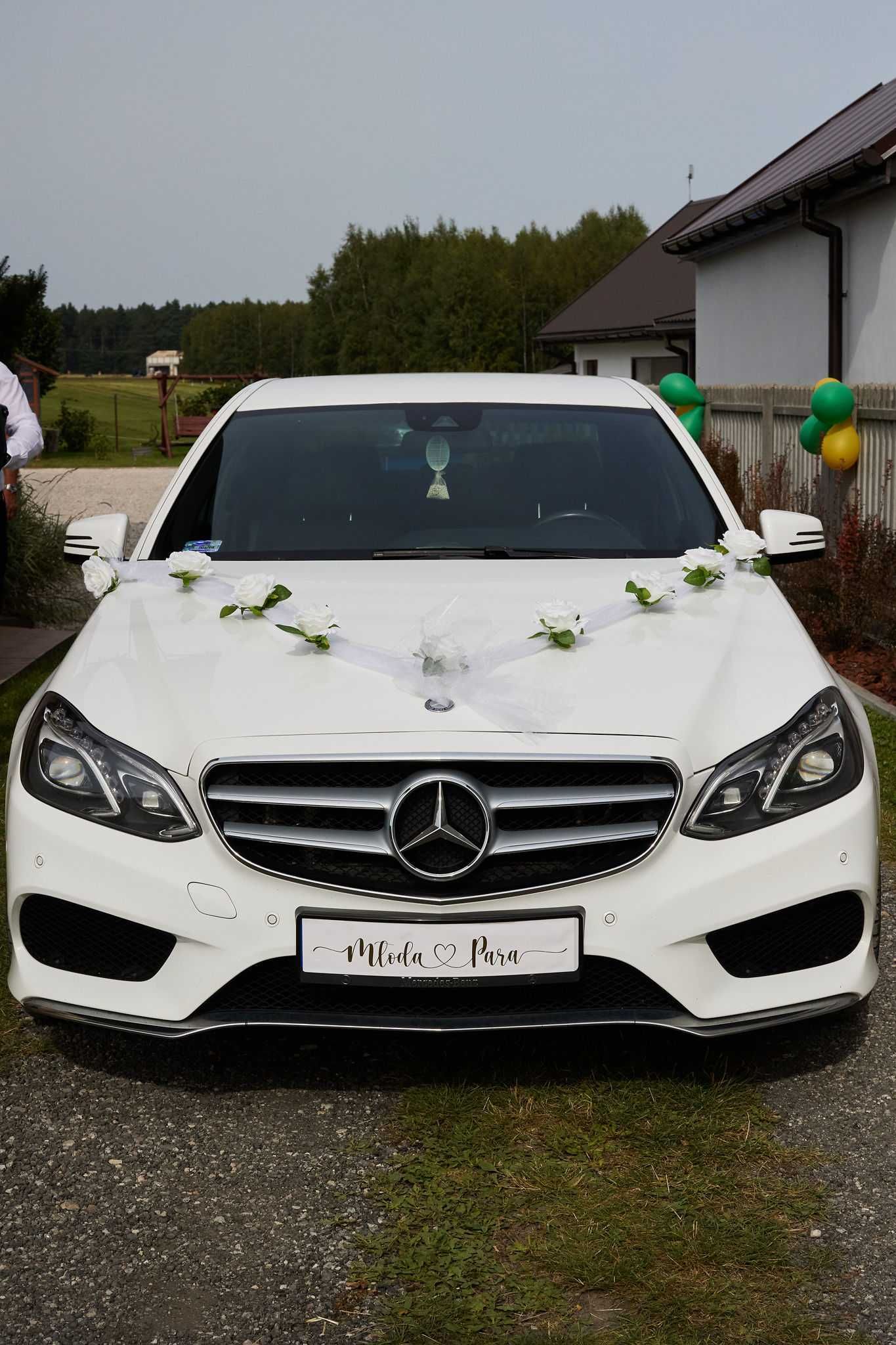 Auto do ślubu biały Mercedes E klasa