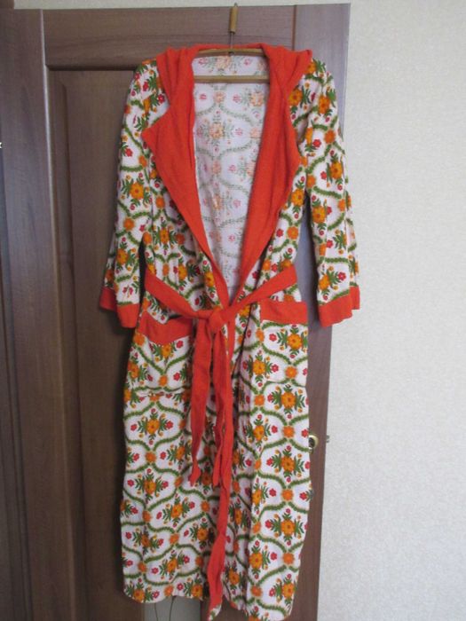 Халат махровый женский ГДР цена снижена.