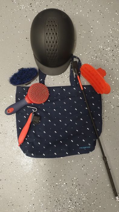 Sprzęt jeździecki - zestaw szczotek dla konia, kask jeździecki