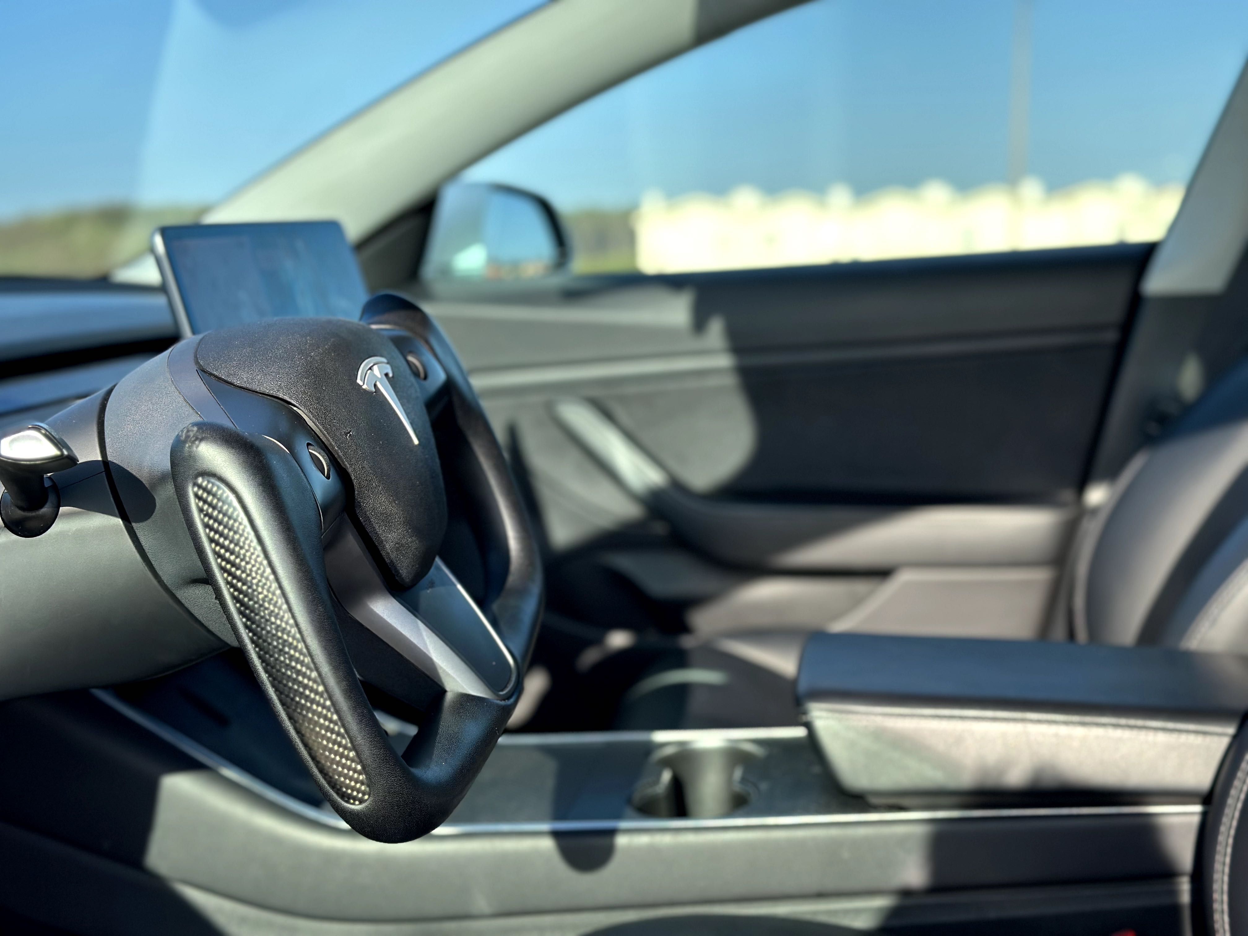 Tesla Model 3  65kW  RWD.  Customizado, digno de destaque!